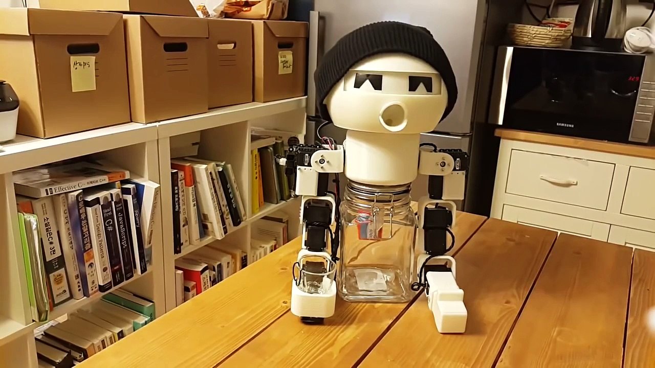 Robot Drinky׃ Drinking Robot