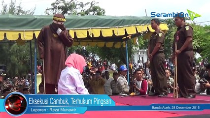 Dihukum Cambuk karena Mesum, Wanita Muda Ini Pingsan