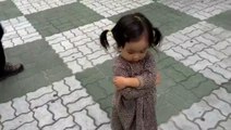 Küçük Kızın Ses Çıkaran Ayakkabıları