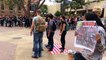 Des étudiants américains piétinent le drapeau des USA