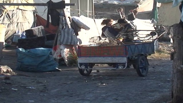 Vdes nga i ftohti foshnja disa muajshe e komunitetit rom në Shkozë - Ora News- Lajmi i fundit-