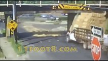 Crazy Trucks Crashes compilation under same Bridge in USA