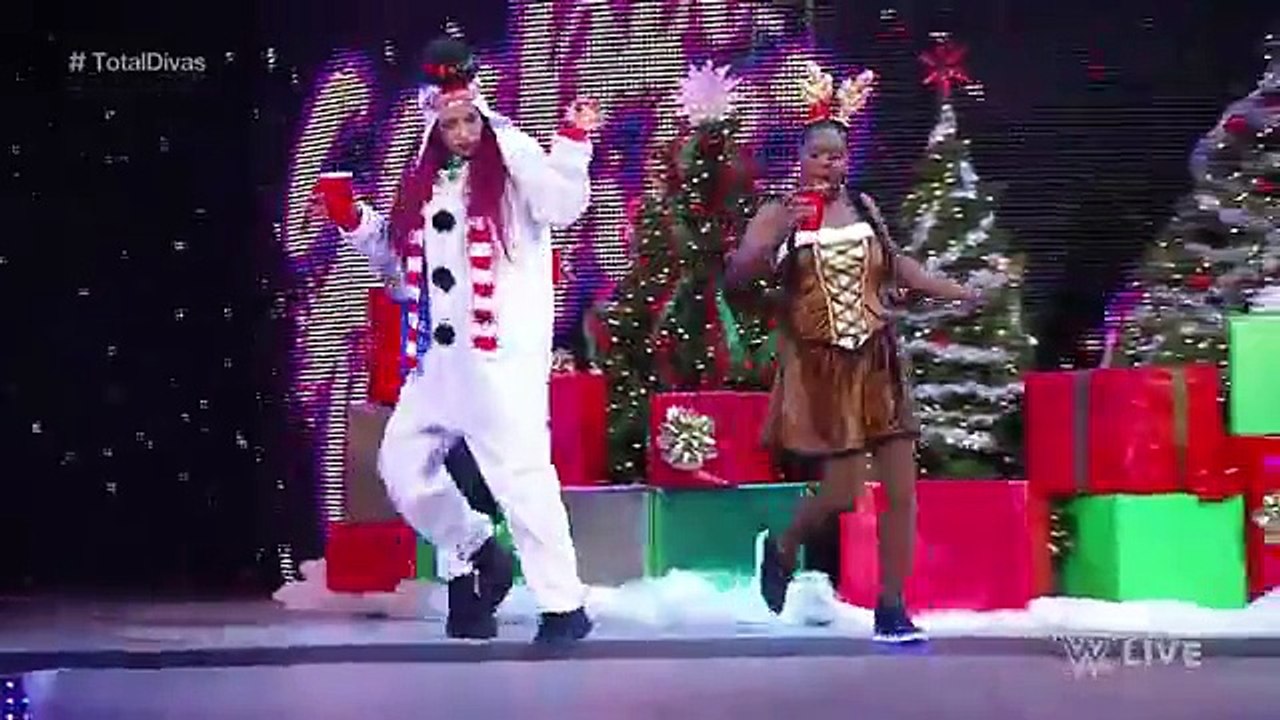 Charlotte vs. Brie Bella_ Super SmackDown, 22 Dec, 2015