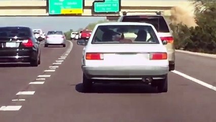 Pegam-se a porrada dentro de carro em andamento!!!