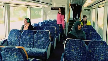 بأمريكا شاهد ردة فعل الركاب عند وجود متدينة بالحافلة مخك ياقف احنا وين أو هوما وين