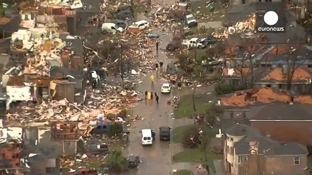 43 TE VDEKUR NGA MOTI I KEQ DHE TORNADOT NE TE GJITHE SHBA MIJERA EVAKUOHEN LAJM