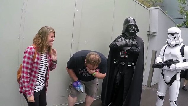 Se entera que será padre con Darth Vader como testigo