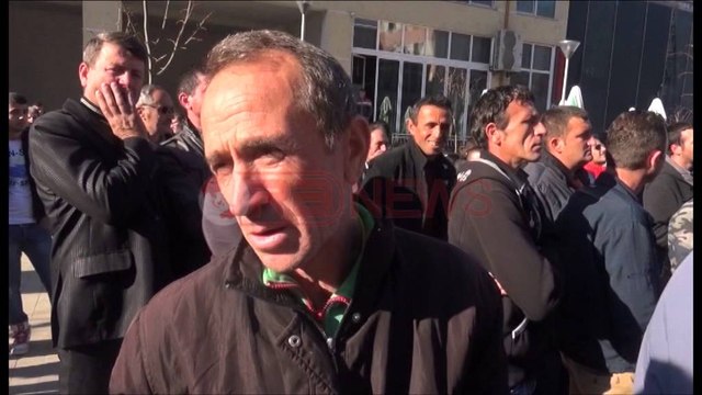 Librazhd , Banorët në protestë para bashkisë: Duam punë - Ora News- Lajmi i fundit-