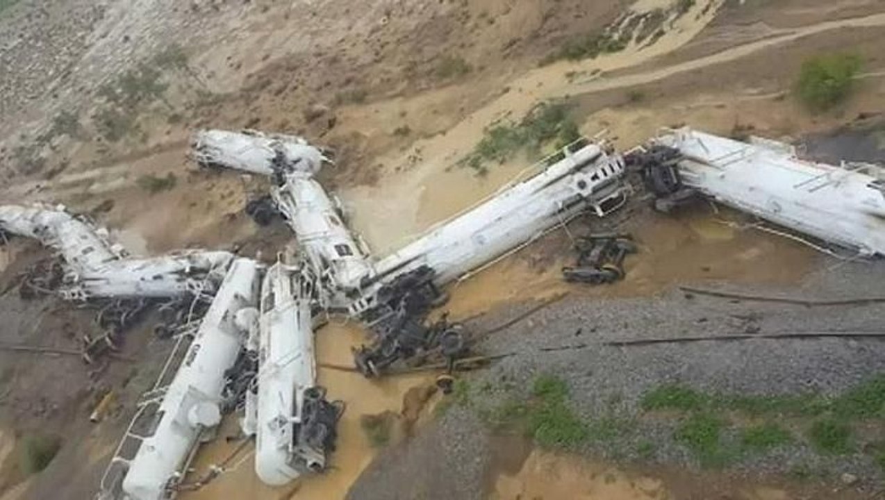 Avustralya'da 200 bin litre sülfürik asit taşıyan tren raydan çıktı