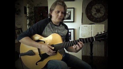 La réaction désopilante d'un homme qui casse sa guitare tout neuve