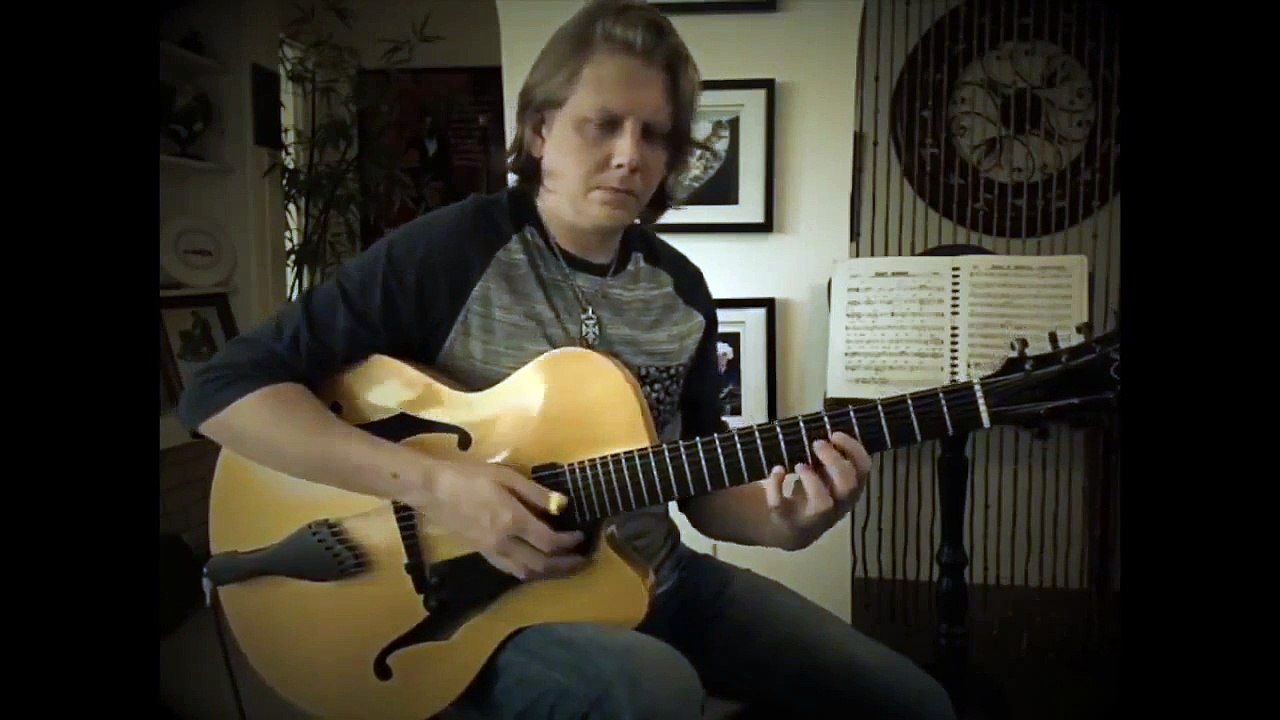 La réaction désopilante d'un homme qui casse sa guitare tout neuve