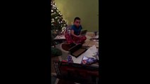 Así reaccionó este niño al recibir el regalo equivocado