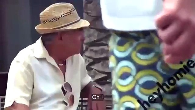 Ce papy a trouvé la technique de drague ultime qui marche à tous les coups ! (humour drole sexy girl marrant funny blag