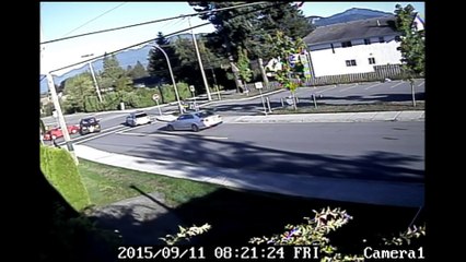 Video herunterladen: 1 an d'accidents de voiture filmés à la même intersection aux USA