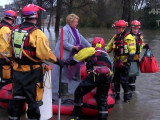 Inondations en Grande-Bretagne: Cameron au chevet des populations touchées