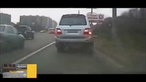 Un homme sorti de nulle part au beau milieu de l'autoroute en Russie