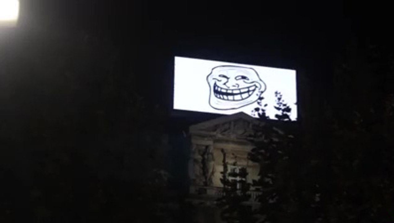 Un hacker pirate un panneau publicitaire Coca-Coca à Bruxelles