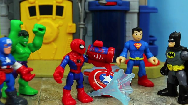 Spiderman and Captain America with Hulk Throwing Competition with Batman and Superman Judges