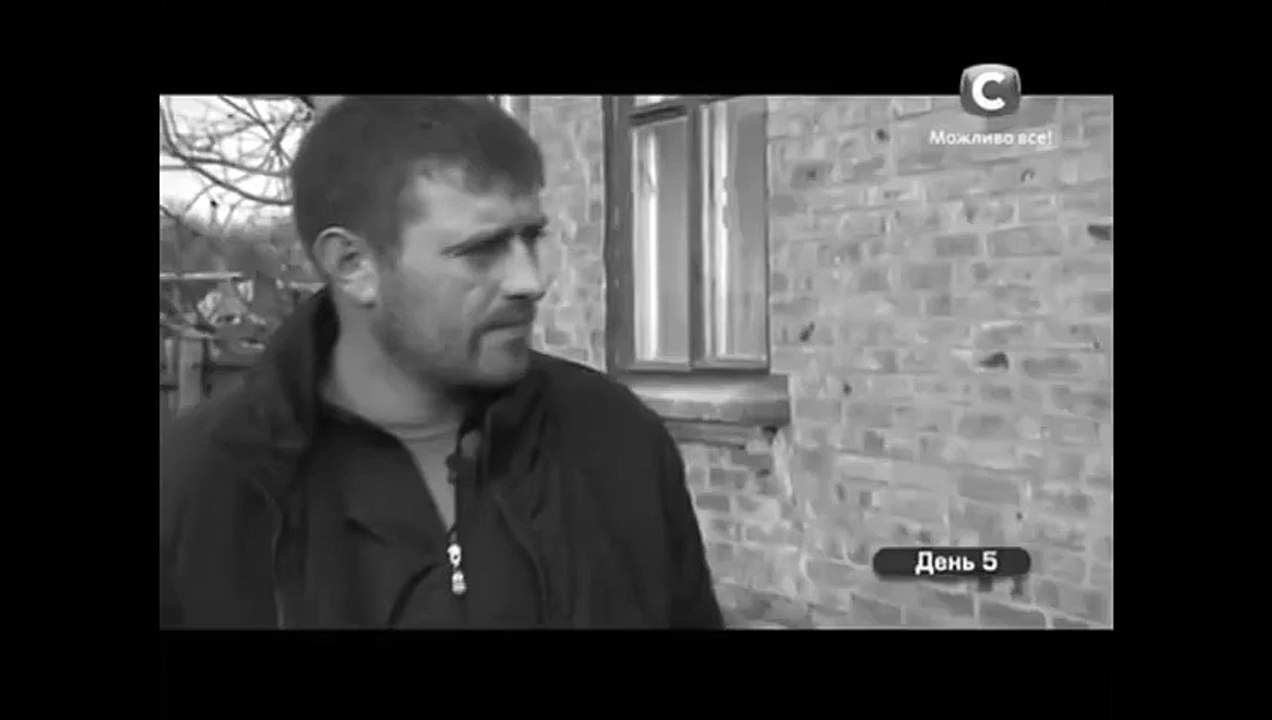 Бабуся розповідає вірш про Україну.  Додати просто нічого