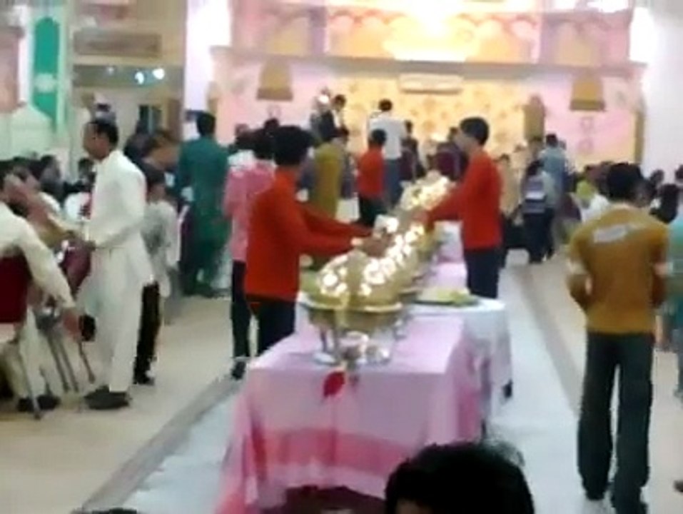 Funny Pakistani Wedding Roti Jab khulti Hay Kiya Hta Hay Daikhain