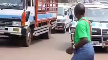 রাস্তা পার হওয়া এত সহজ না, ভিডিওটি দেখলেই বুঝবেন