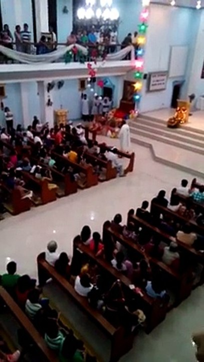 Un prêtre sur un hoverboard