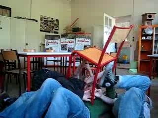 Passer sous la chaise...