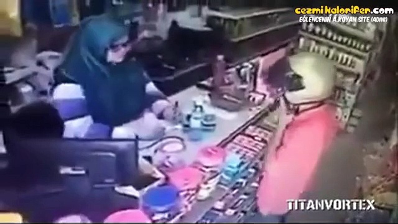 Satırlı Soyguncuya Samuray Kılıcını Çeken Ablamız