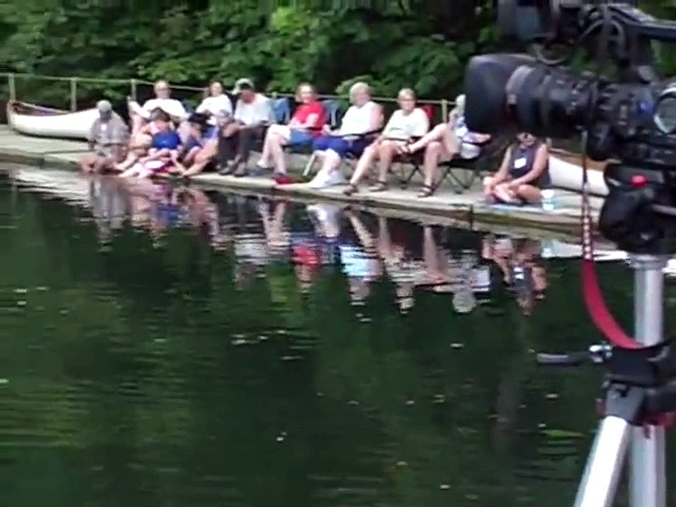Il danse en canoe... Petite démo de freestyle canoe