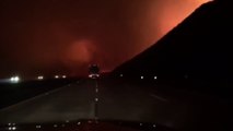 Une famille roule sur l'autoroute à travers un incendie terrible en Californie... Terrifiant