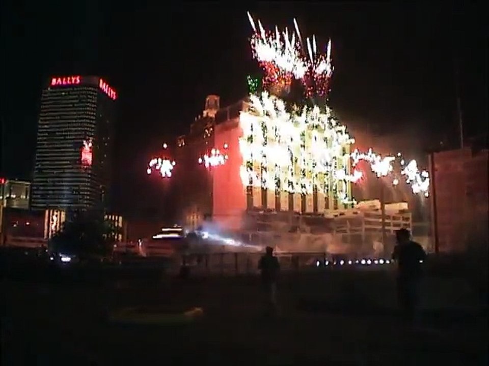Destruction d'un Hotel d'Atlantic City qui fini en feu d'artifice géant