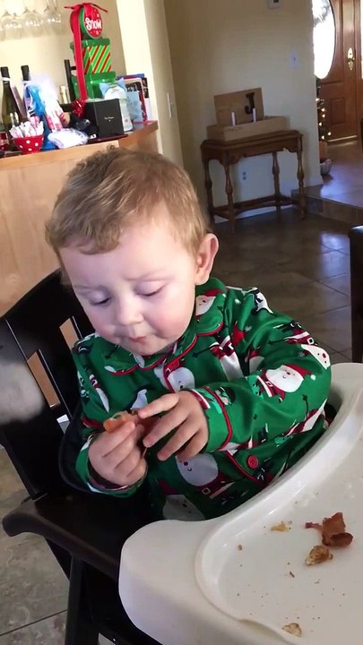 Ce bébé goutte du Bacon pour la première fois : réaction magique