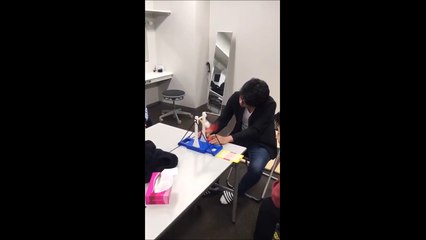 Un gymnaste en plastique très talentueux! ahaha