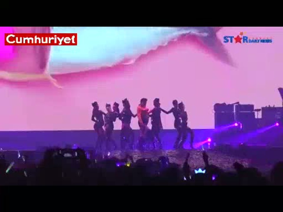 PSY sahne performansında göğsünde fişek yaktı