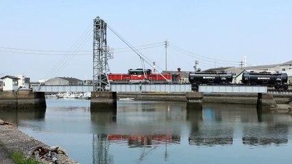 四日市港の跳ね上げ橋 "末広橋梁"を走るDD51牽引セメント貨物列車 Flip-up railway bridge in Japan