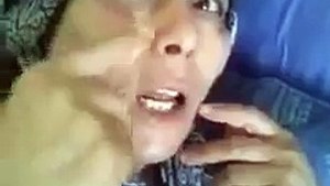 Annesinin suyuna hap atıp patlamasını izleyen çocuk