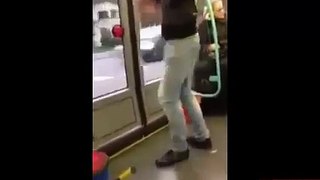 un mec fait le strip tease dans un metro