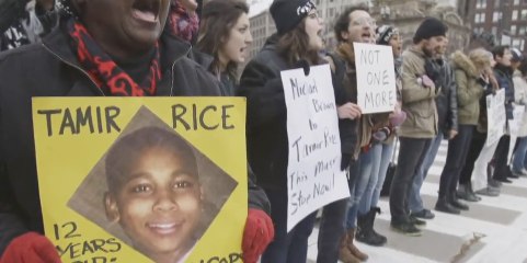 Des manifestants à Cleveland dénoncent l’absence de poursuite judiciaire pour le meurtre de Tamir Rice