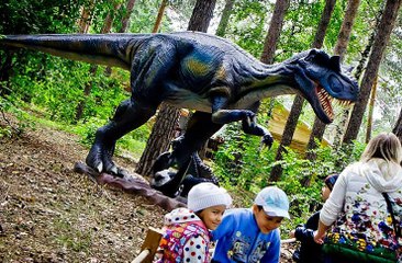 Динозавр в парке: прикольное видео