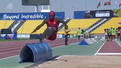 Un athlète aveugle rate son saut en longueur