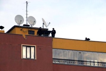 Tải video: Sur'da 4 Polis Yaralandı, Atılan Roket Binanın Çatısına İsabet Etti