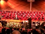 Pastor John MacArthur cantando junto al coro de su iglesia