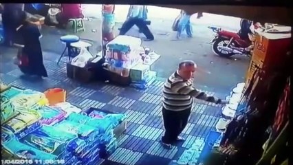 Un homme pince les fesses d'un femme au Maroc