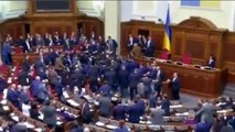 Драка в Верховной раде Украины. Яценюка вынесли с трибуны.
