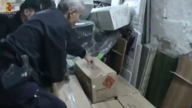 Napoli - sequestrati 15 quintali di fuochi artificio illegali: un arresto