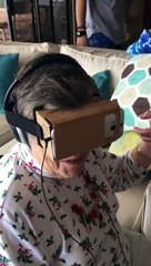 Une grand-mère teste la réalité virtuelle