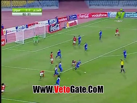 اصطدام كوميدى بين لاعب الاهلى والحكم بمباراه اسوان