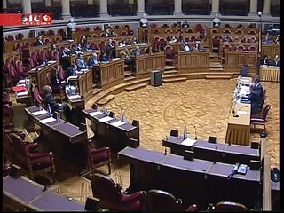 Eduardo Cabrita cria momento caricato ao controlar o microfone no Parlamento