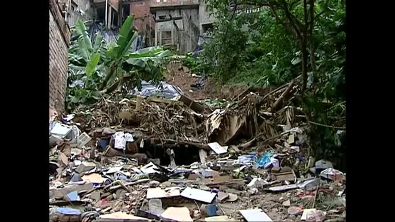 SP: Deslizamento de terra mata quatro pessoas e interdita 44 casas
