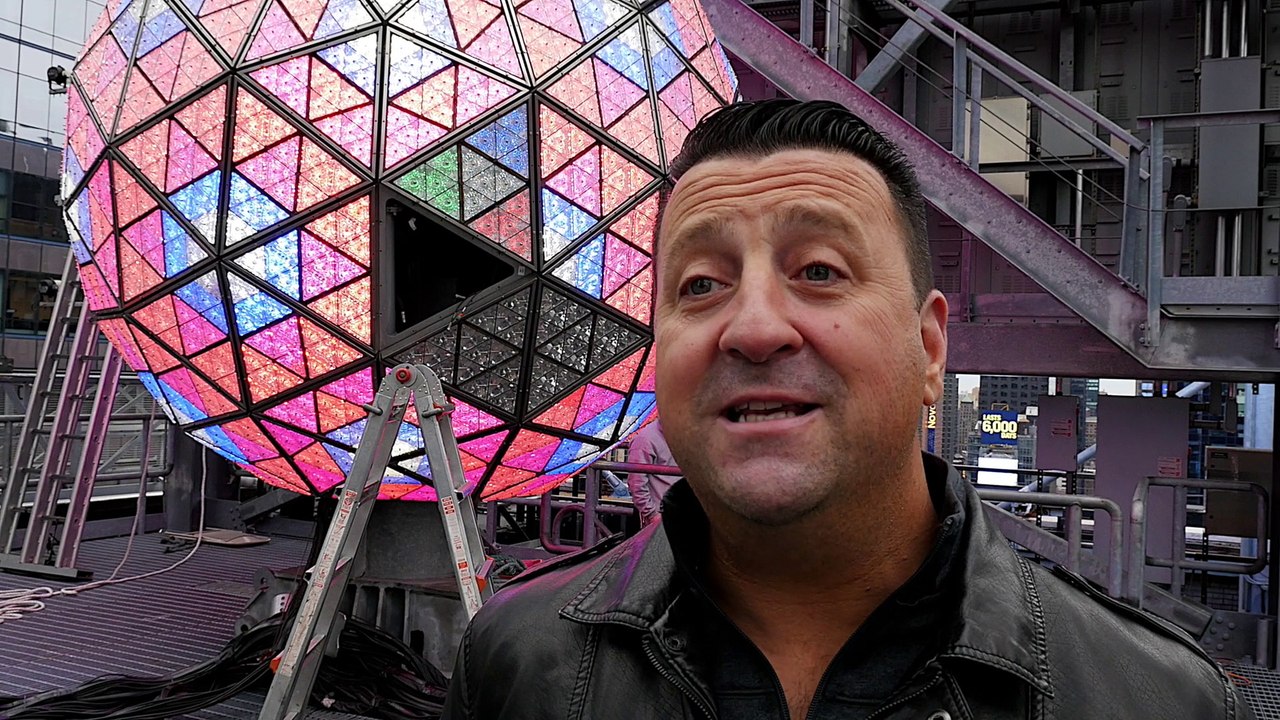 Installation of the Numeral "6" atop One Times Square